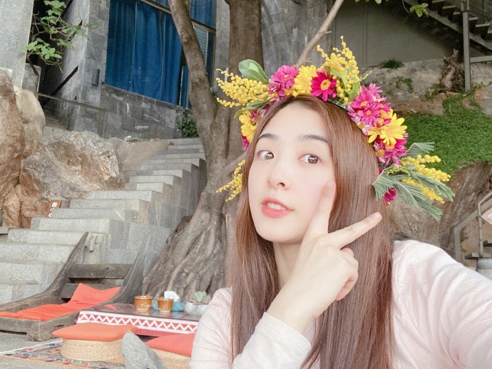 张含韵陪妈妈旅游 母女俩靓丽似姐妹