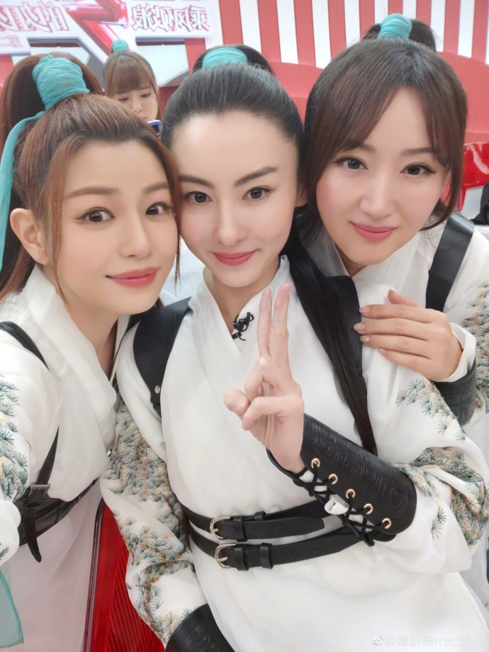 陈妍希晒姐姐们合照 高马尾中国风造型超美
