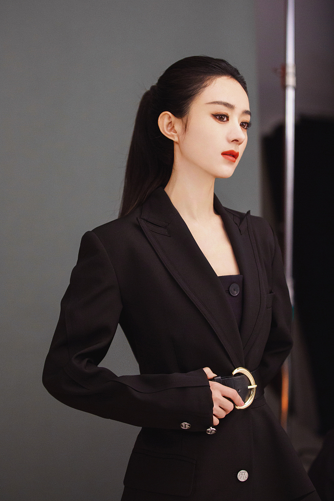 赵丽颖扎高马尾又美又飒 身材优越