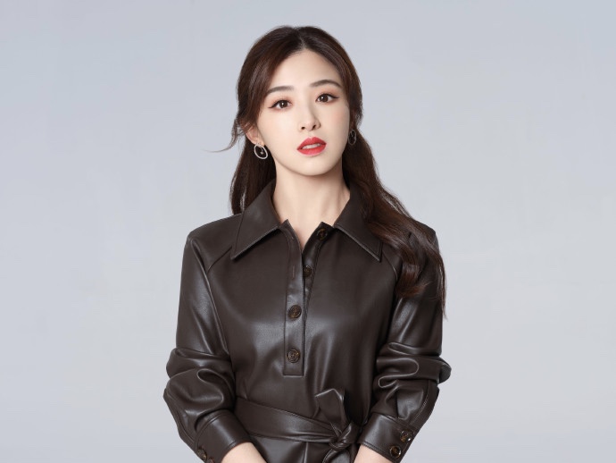 张含韵穿束腰皮裙配红唇 女人味十足