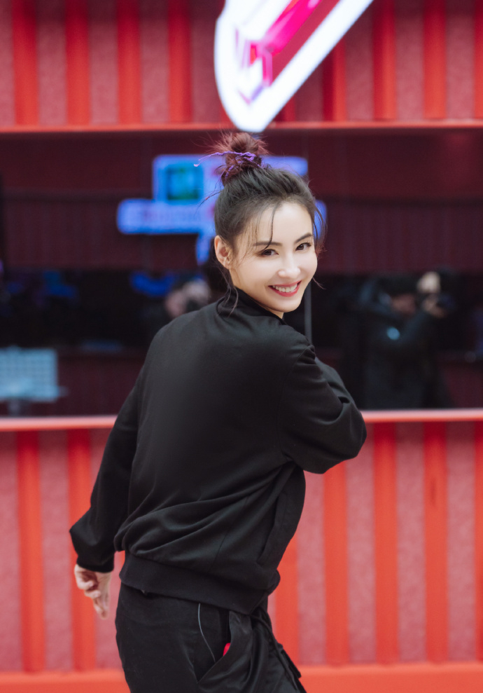 张柏芝扎丸子头甜美可爱 举麦唱歌眼神深情