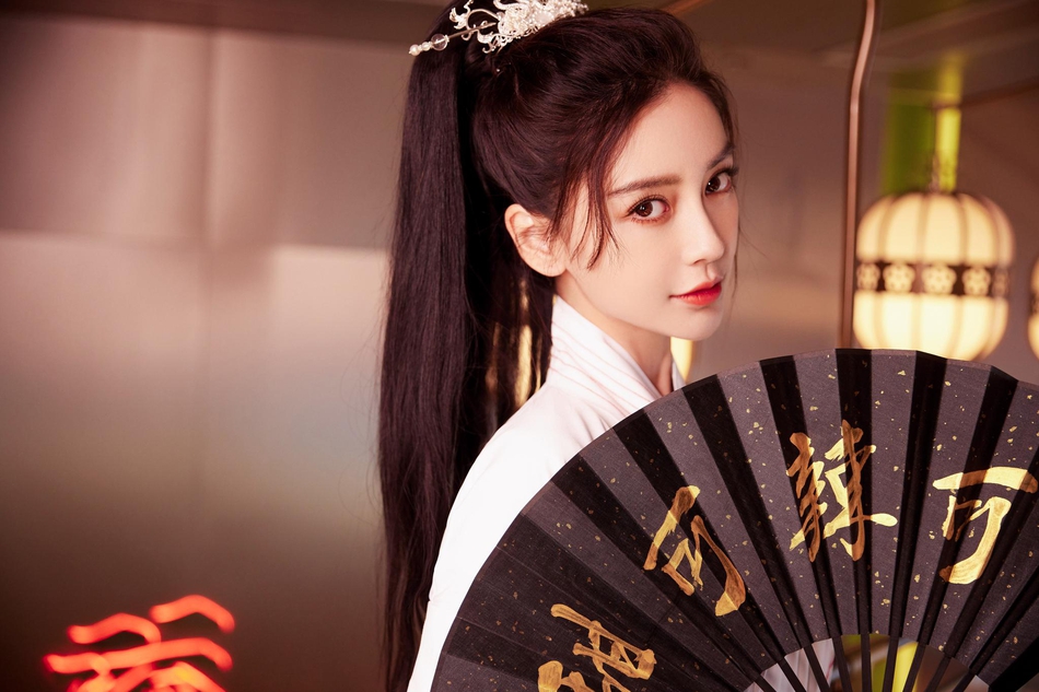 Baby穿汉服扎马尾现身生日会 气质优雅