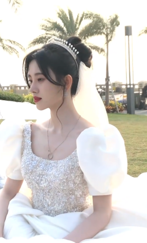 小仙女！鞠婧祎穿纯白婚纱气质温柔美如画