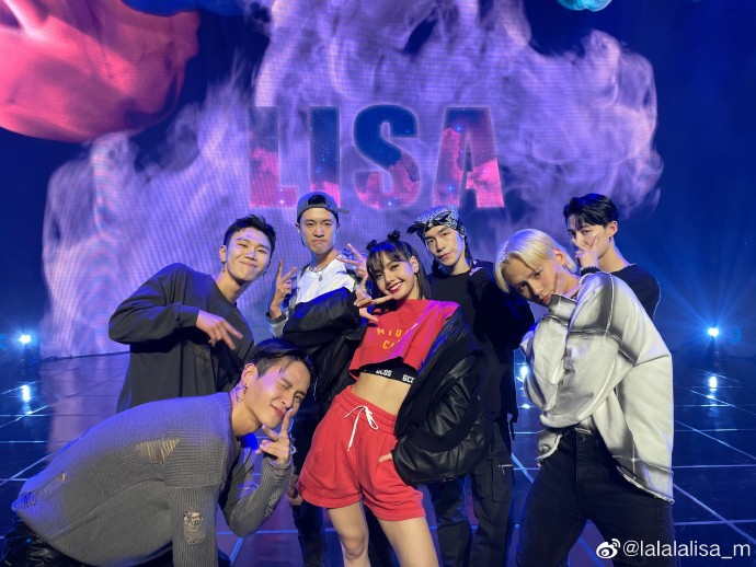 Lisa双丸子头又甜又酷 露大长腿秀蛮腰