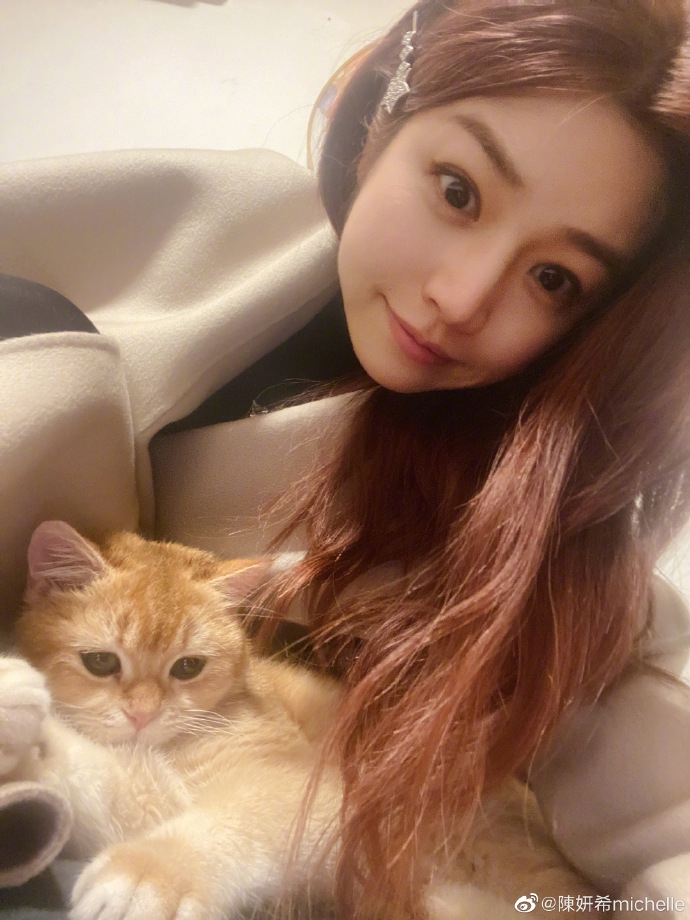 陈妍希抱猫咪拍合照 淡妆出镜皮肤白皙
