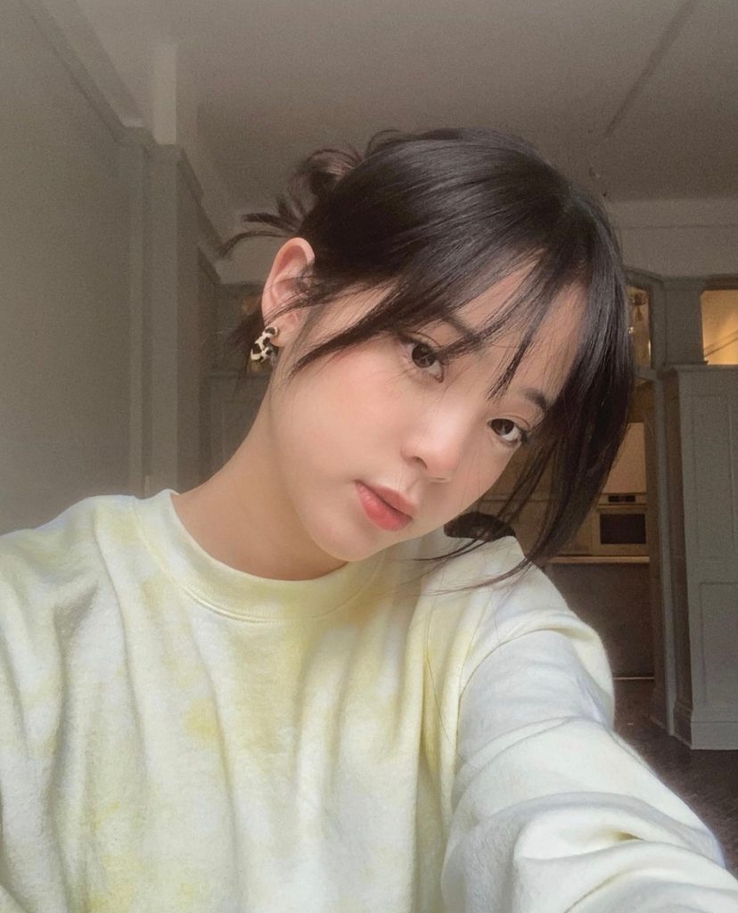 欧阳娜娜穿运动服晒美照 展示耳钉时髦可爱