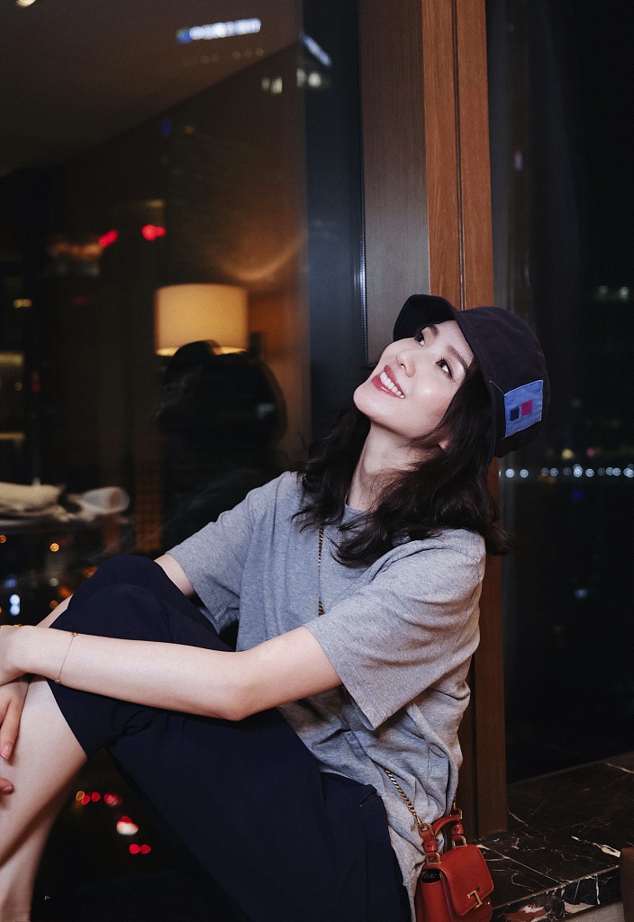 刘诗诗窗台夜色大片 穿着休闲慵懒随性