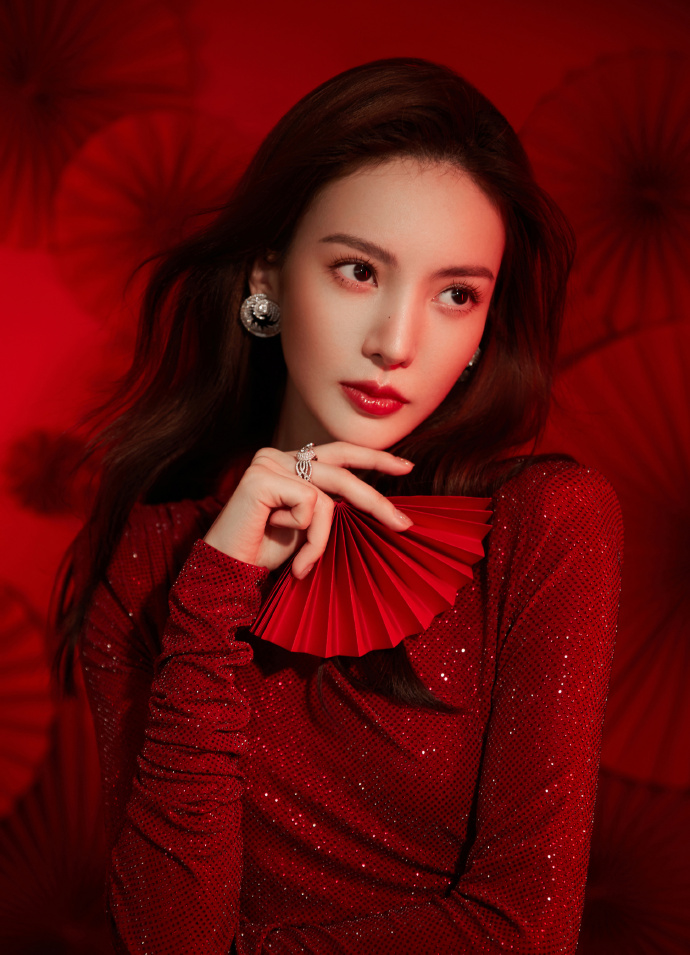 金晨一袭红裙秀身材 美艳迷人