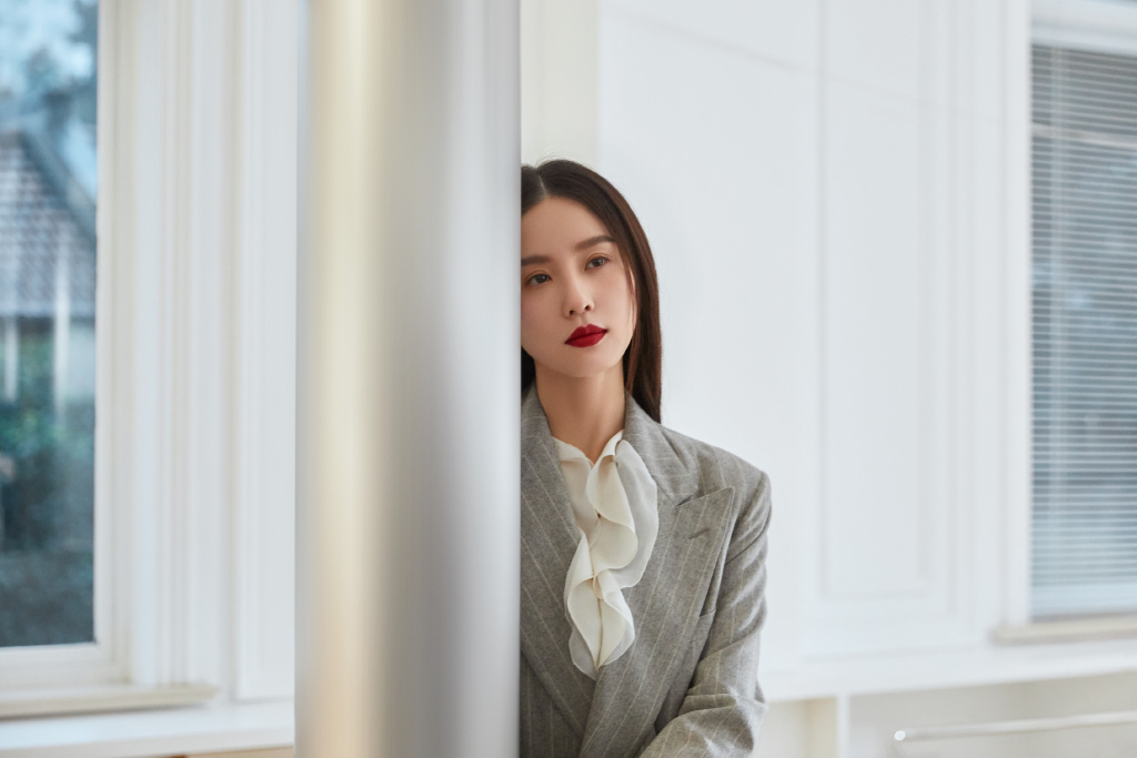 刘诗诗穿黑丝袜拍性感美照 上演人妻的诱惑