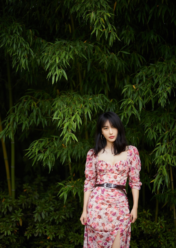 李菲儿晒初春Look 穿碎花长裙气质灵动