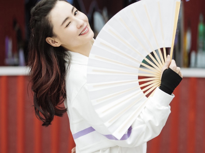张柏芝拿扇子半遮面 皮肤白嫩女神范十足