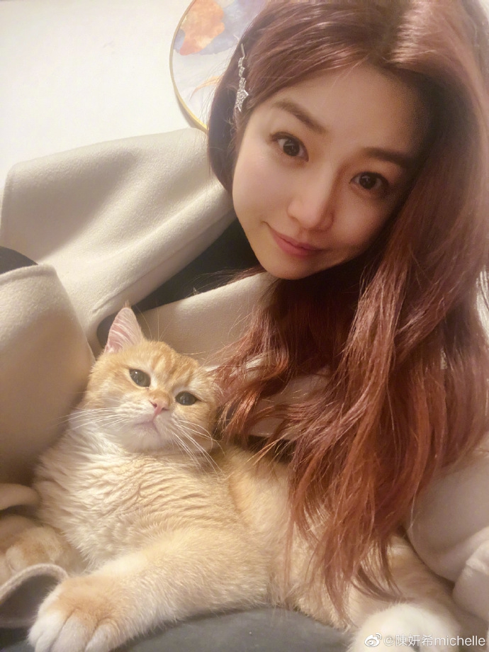 陈妍希抱猫咪拍合照 淡妆出镜皮肤白皙