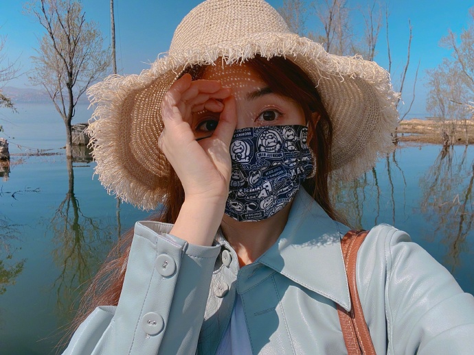 张含韵陪妈妈旅游 母女俩靓丽似姐妹