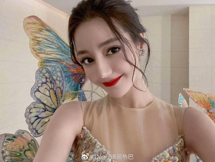 迪丽热巴穿蝴蝶裙自拍 表情搞怪性感又可爱