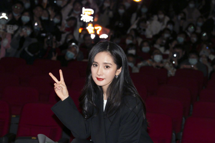 杨幂穿黑色西装亮相路演又酷又美 优雅干练