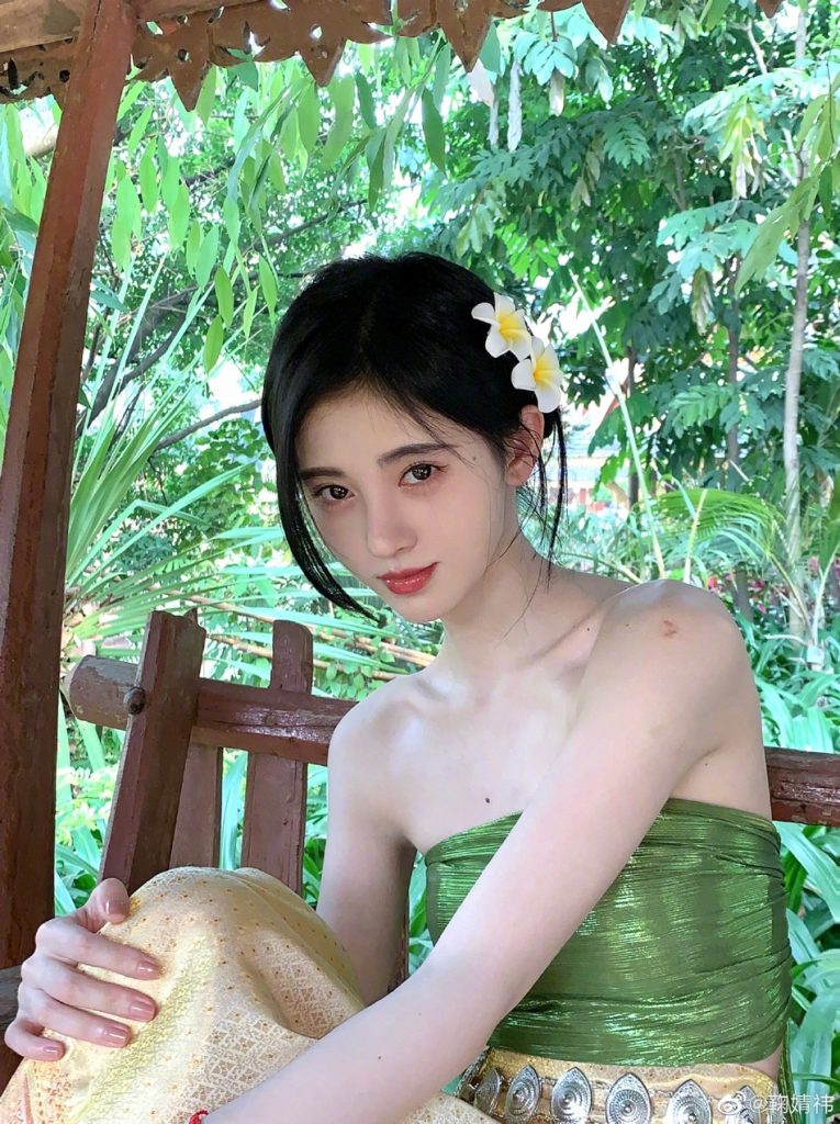 提前入夏！鞠婧祎穿抹胸衣秀香肩 又纯又欲
