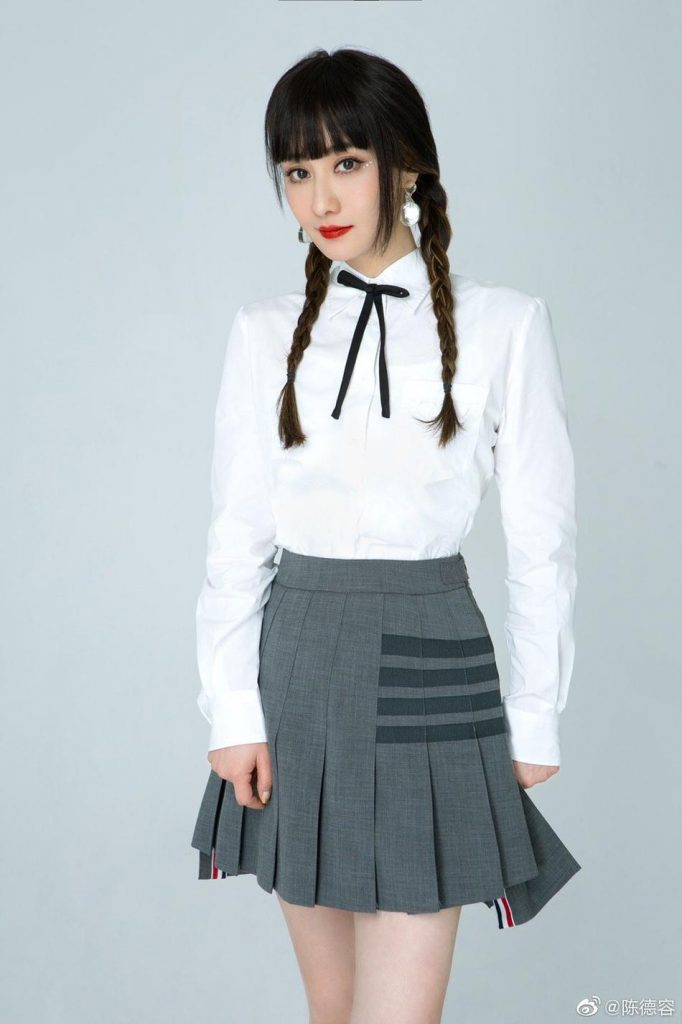 陈德容晒少女风写真 扎麻花辫穿制服裙