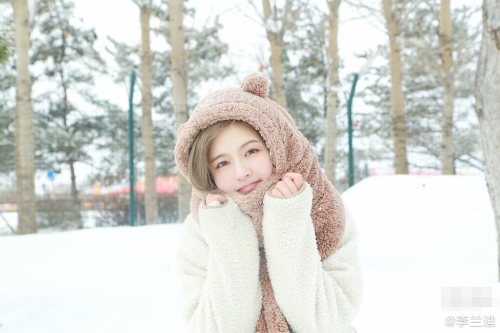 元气少女李兰迪晒玩雪照 戴小熊帽子卖萌