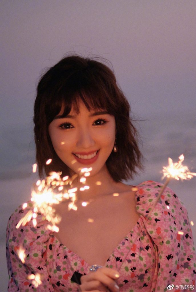 毛晓彤海边玩烟花棒笑容甜美 清纯靓丽