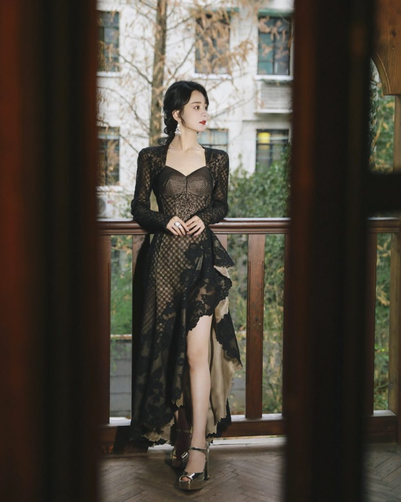 赵丽颖身穿深V薄纱裙 卷发飘逸婉约动人