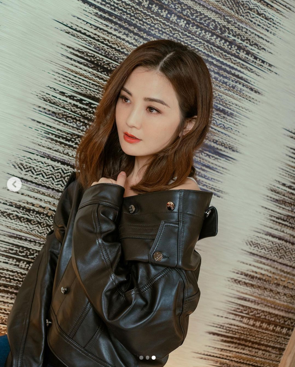 阿Sa穿皮衣内搭吊带半露香肩魅惑撩人