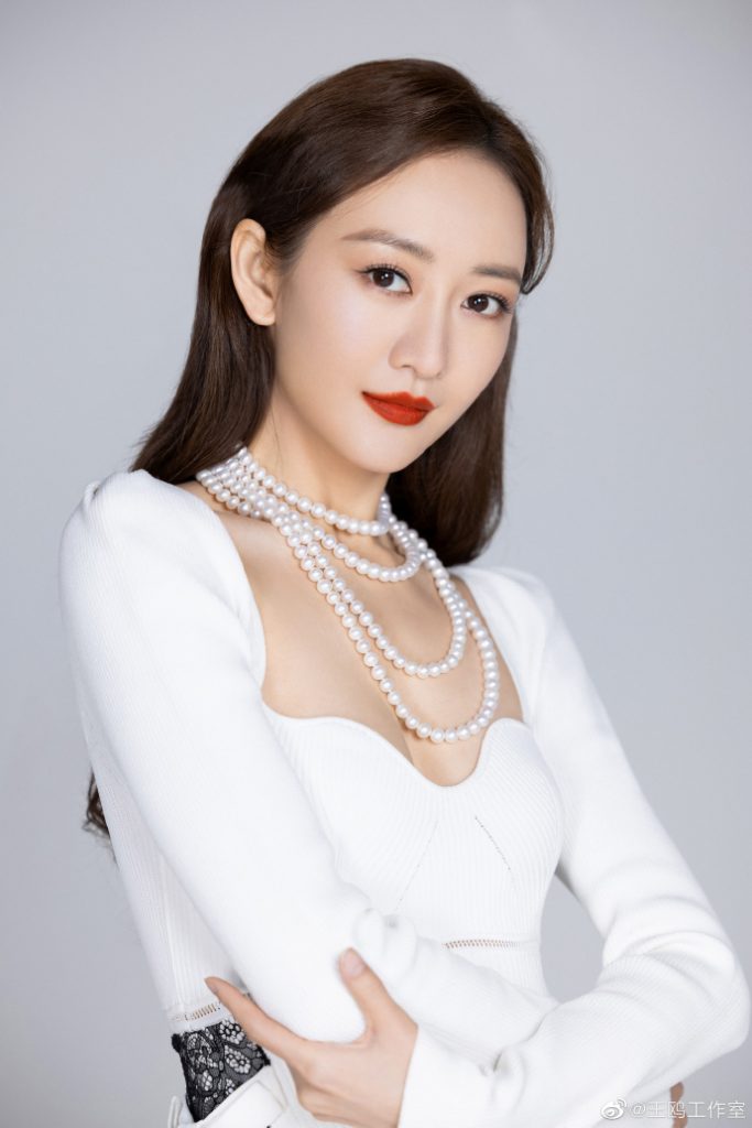 王鸥涂红唇穿白衣散发女人味 性感优雅