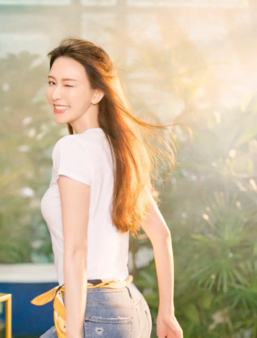 林志玲婚后身材仍火辣 对镜跳舞少女感十足