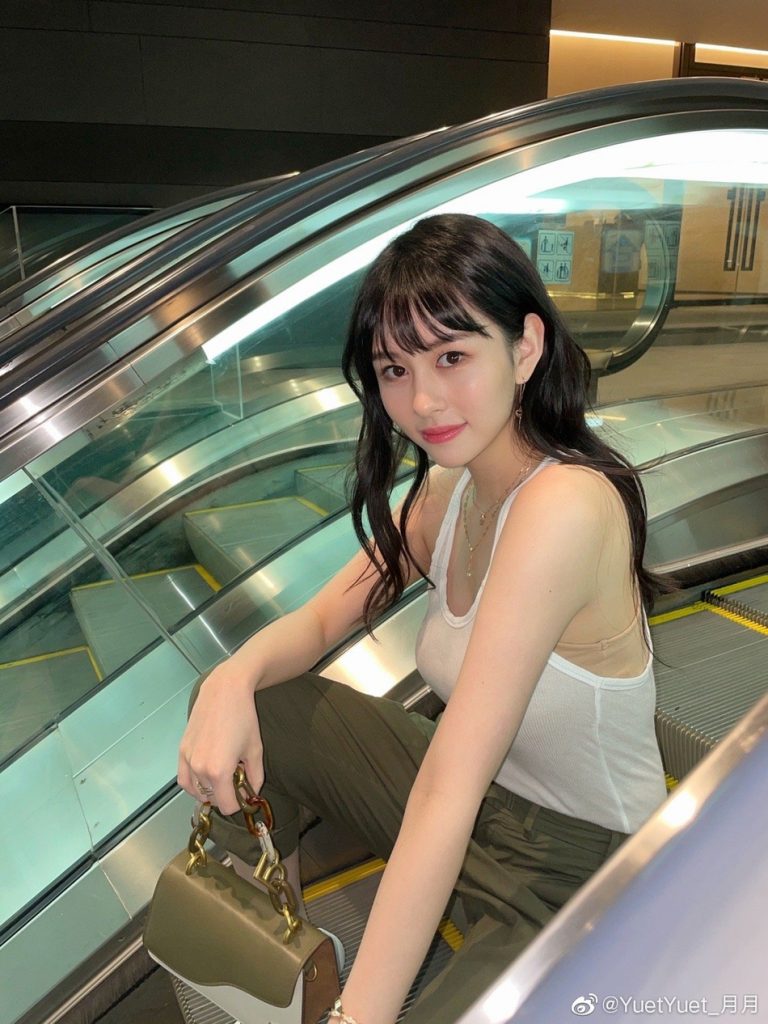 邱淑贞女儿晒美照 穿背心身材凹凸有致