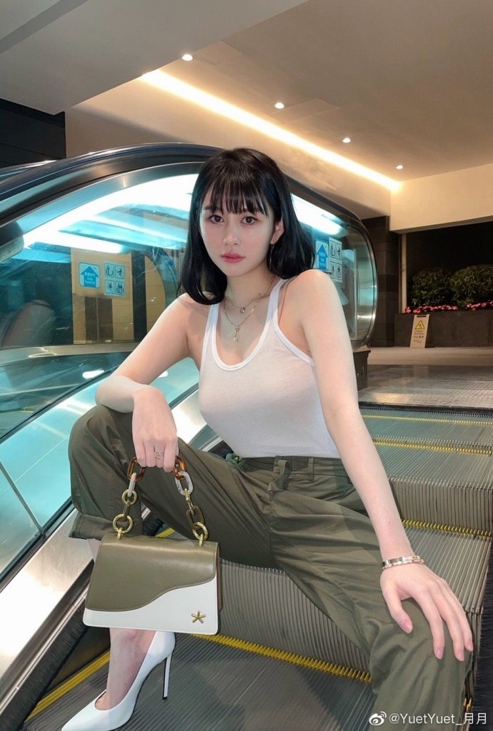 邱淑贞女儿晒美照 穿背心身材凹凸有致