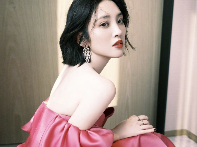 唐艺昕晒照秀傲人上围 背部线条优美超性感