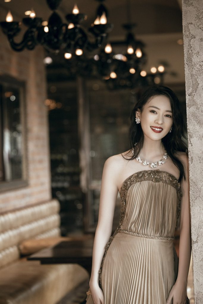 童瑶一袭香槟色人鱼姬抹胸裙 尽显高贵优雅
