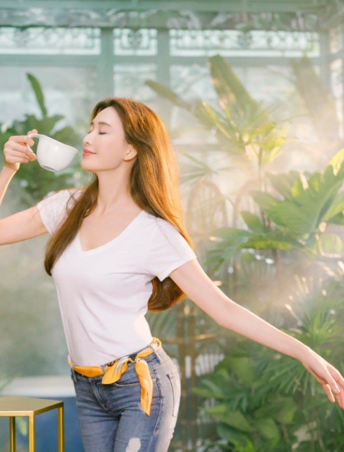 林志玲婚后身材仍火辣 对镜跳舞少女感十足