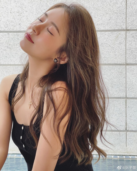 陈赫娇妻张子萱晒美照 穿小背心妩媚撩发