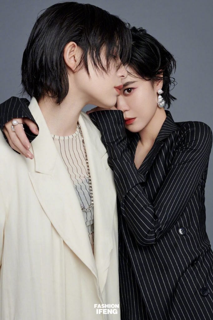 李斯丹妮郁可唯穿闺蜜装拍大片 气场十足