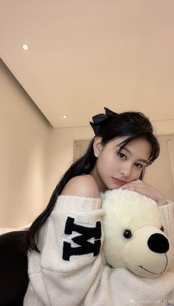 邱淑贞女儿晒美照 穿毛衣露香肩清纯可人