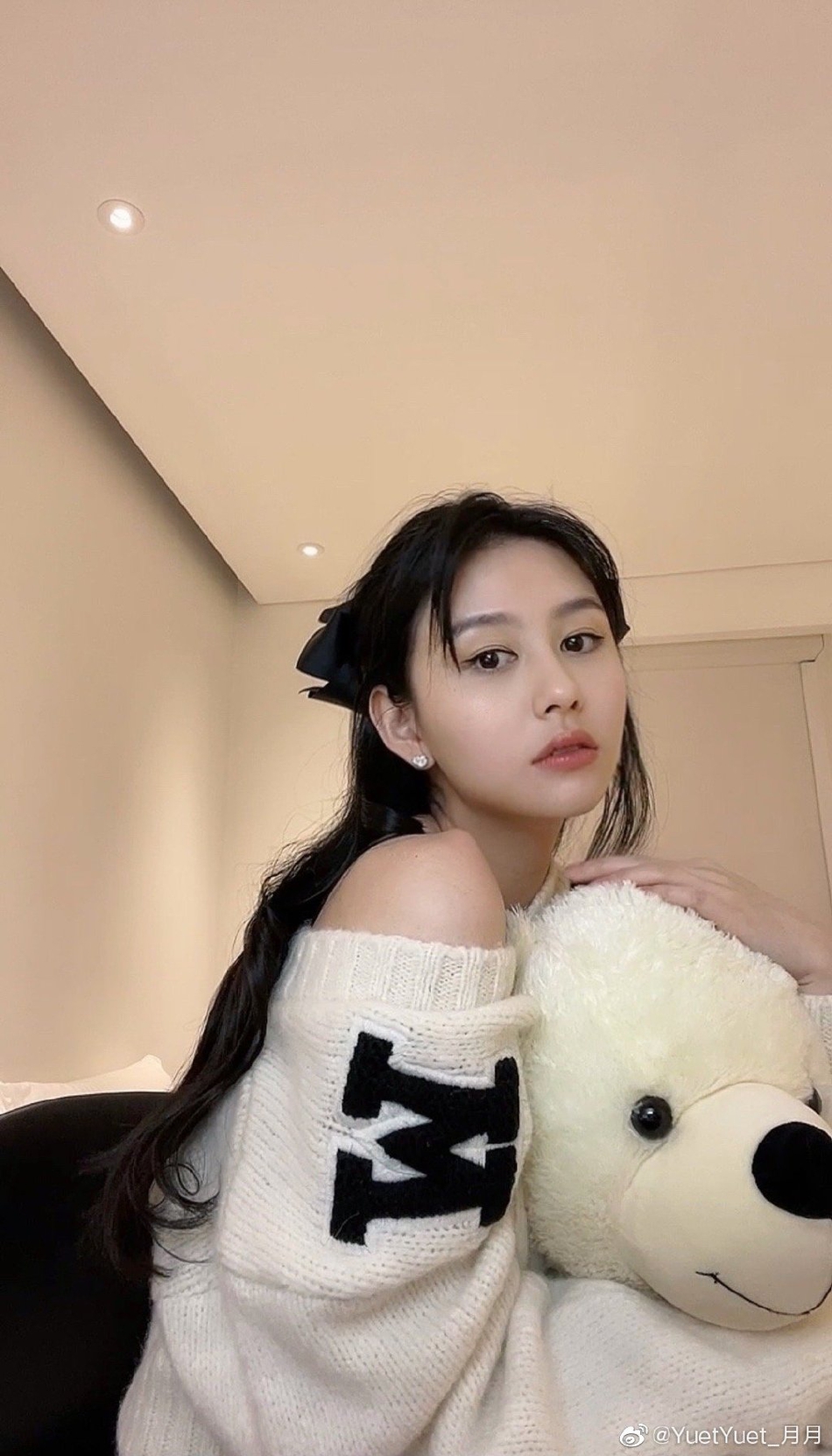 邱淑贞女儿晒美照 穿毛衣露香肩清纯可人