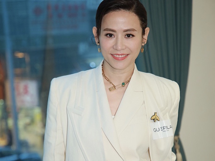 宣萱身穿白色西服套装 双手插兜又美又飒