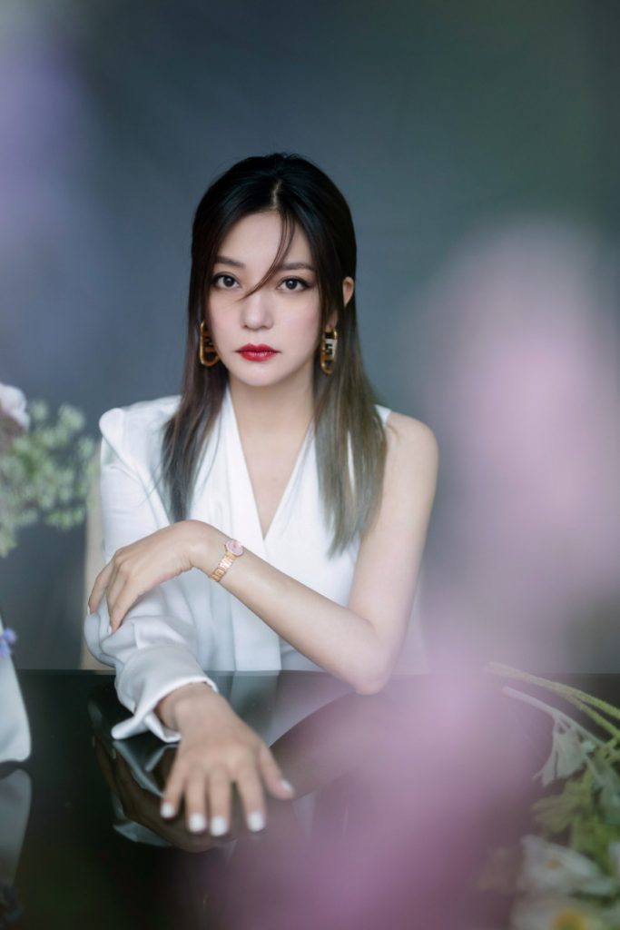 赵薇穿无袖长裙性感优雅 红唇尽显成熟魅力