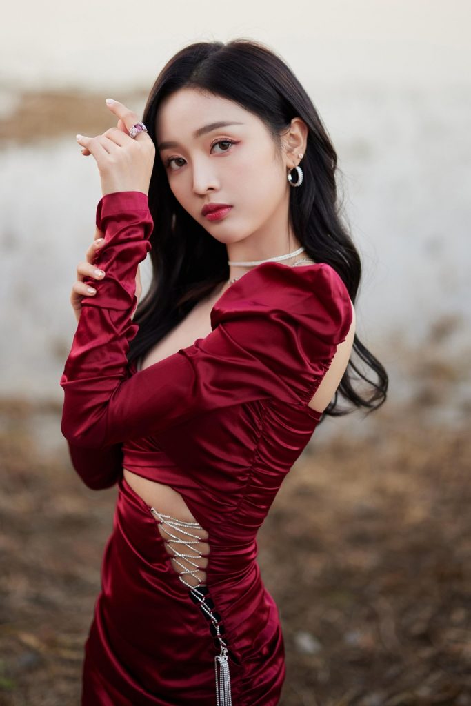 吴宣仪穿红绸缎礼裙秀纤腰长腿 性感十足