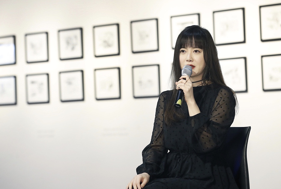 具惠善办展 穿黑裙气质清冷