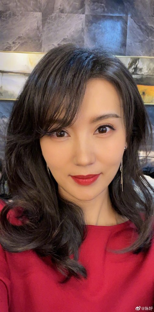 "万人迷"陈好玩自拍 戴流苏耳环气质优雅