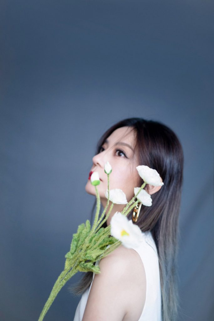 赵薇穿无袖长裙性感优雅 红唇尽显成熟魅力