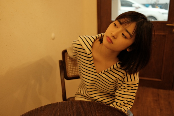 沈月生活美照曝光 穿条纹毛衣大眼呆萌