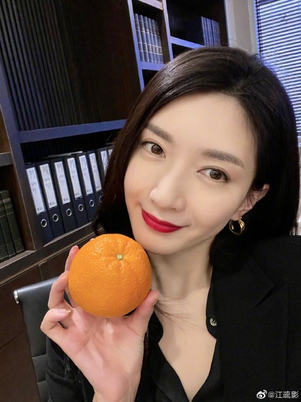 江疏影新剧开机晒自拍 穿黑色西装妆容精致