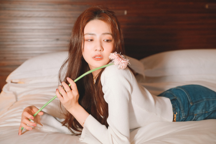 徐璐穿白衣妆容精致 举花甜笑活力满满