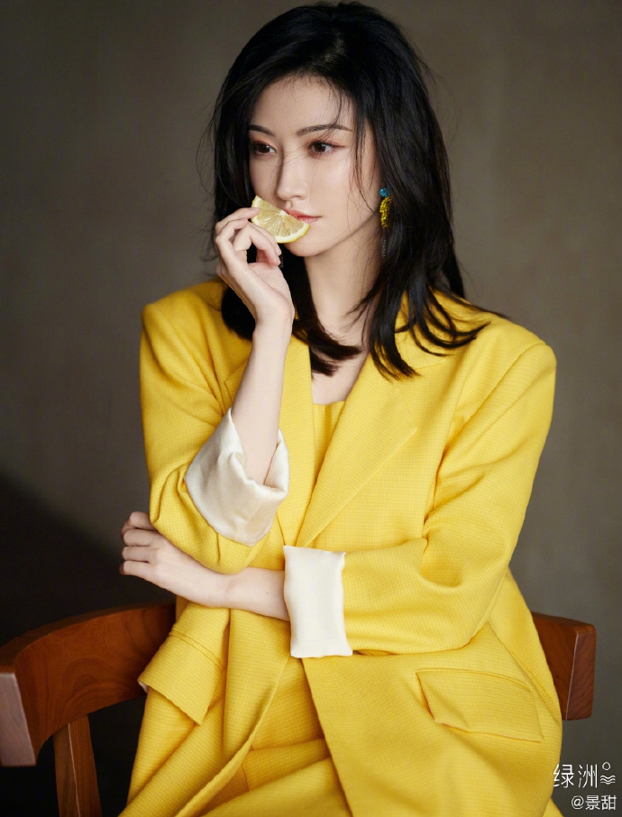 景甜穿柠檬黄西装配同色短裙 秀纤细长腿