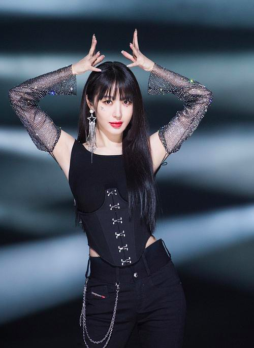 李菲儿化身暗黑女王 穿红披风又酷又飒