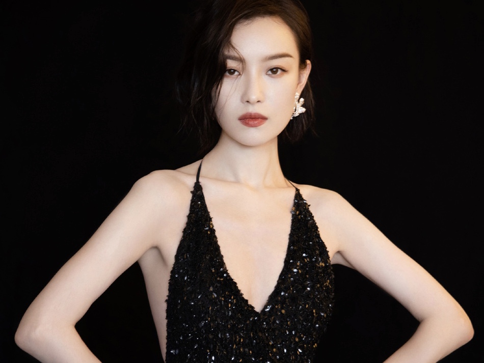 倪妮穿黑色亮片深V礼服大秀美背