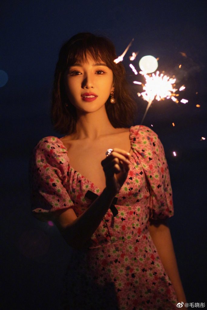 毛晓彤海边玩烟花棒笑容甜美 清纯靓丽