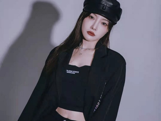 李小璐晒停车场大片 穿露脐装秀马甲线